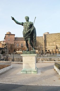 Roma, İtalya - 14 Eylül 2022: İmparator Augustus 'un Heykeli, Via dei Fori Imperiali, Roma