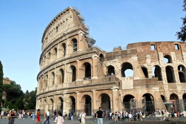 Roma, İtalya - 14 Eylül 2022: Roma, İtalya 'da Turistlerle Kolezyum Dışı