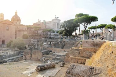 Roma, İtalya - 14 Eylül 2022: Roma Forumu ve Antik Roma Harabeleri ve İtalya 'daki Vittorio Emanuele Anıtı