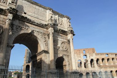 Roma, İtalya 'da Zafer veya Konstantin Kemeri ve Kolezyum