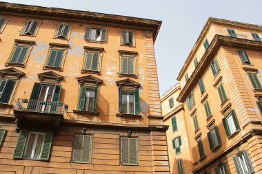 Roma, İtalya - 15 Eylül 2022: İtalya Orange Residential Building with Green Window Shutters, İtalya