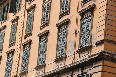 Roma, İtalya - 15 Eylül 2022: Roma, İtalya 'da Yeşil Pencere Panjurlu İtalyan Portakal Binası