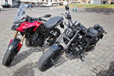 Roma, İtalya - 15 Eylül 2022: Caddede Güzel Yeni Honda Motorsikletleri