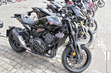 Roma, İtalya - 15 Eylül 2022: Caddede Güzel Yeni Honda Motorsikletleri