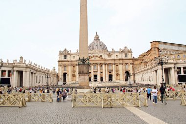 Roma, İtalya - 15 Eylül 2022: Aziz Petrus Bazilikası ve İtalya Meydanı ile güzel Vatikan Şehri