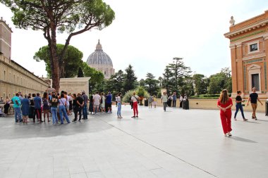 Roma, İtalya - 15 Eylül 2022: Halkla Vatikan Müzeleri Terası, Bahçeler ve Aziz Peter Bazilikası, Roma, İtalya