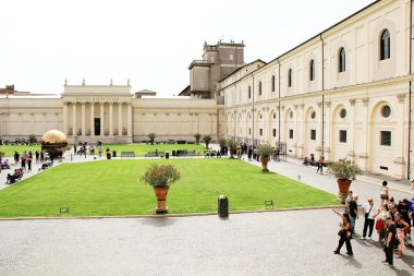 Roma, İtalya - 15 Eylül 2022: Vatikan Müze Binası Dışarısı. Çam Bahçesi. Bahçeli, Roma, İtalya Müzesi
