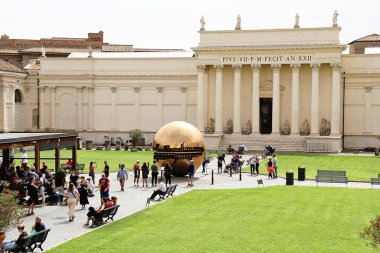 Roma, İtalya - 15 Eylül 2022: Vatikan Müze Binası ve Bahçesi Küre Heykeli. Çam Bahçesi. Müzeler Dış, Roma, İtalya