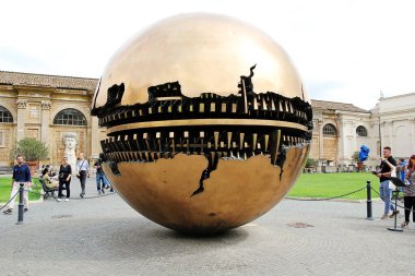 Roma, İtalya - 15 Eylül 2022: Küre içinde Vatikan Müzesi Heykeli. Çam Bahçesi. Müzeler Dış, Roma, İtalya