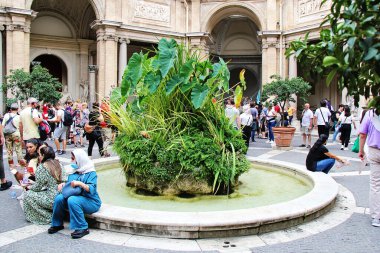 Roma, İtalya - 15 Eylül 2022: Vatikan Müzeleri Çeşme ve Tesisleri, Pio Clementino Müzesi Sekizgen Mahkemesi. Garden, Rome, İtalya ile Avlu Eğlencesi 