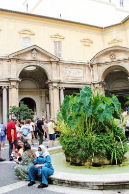 Roma, İtalya - 15 Eylül 2022: Vatikan Müzeleri, Pio Clementino Müzesi 'ndeki Güzel Santraller. Garden and Fountain ile Avlu Eğlencesi, Roma, İtalya 