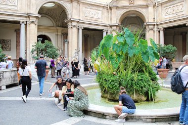 Roma, İtalya - 15 Eylül 2022: Vatikan Müzeleri, Pio Clementino Müzesi 'ndeki Octagonal Mahkemesi. Garden and Fountain ile Avlu Eğlencesi, Roma, İtalya 