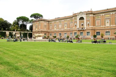 Roma, İtalya - 15 Eylül 2022 Vatikan Bahçesi, Çeşme ve Pinacoteca Müzesi Galerisi. Açık Hava Müzeleri Binası, Roma, İtalya