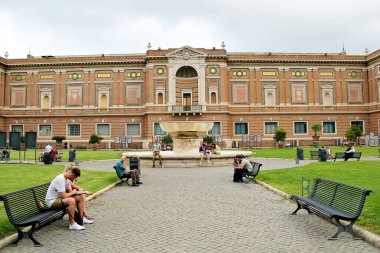 Roma, İtalya - 15 Eylül 2022: Vatikan Müzeleri. Bahçe, Çeşme ve Pinacoteca Müzesi Galerisi. Panoramik Bina Dış görünüşü, Roma, İtalya