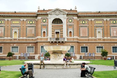 Roma, İtalya - 15 Eylül 2022: Vatikan Açık Hava Müzeleri. Fountain ve Pinacoteca Müzesi Galerisi. Panoramik Bina Dış görünüşü, Roma, İtalya