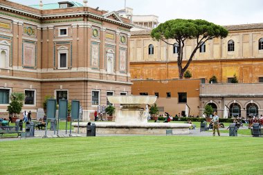 Roma, İtalya - 15 Eylül 2022: Vatikan Müze Binaları Manzarası. Bahçe, Çeşme ve Pinacoteca Müzesi Galerisi. Panoramik Bina Dış görünüşü, Roma, İtalya