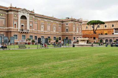 Roma, İtalya - 15 Eylül 2022: Vatikan Açık Hava Müzeleri. Güzel Bahçe, Çeşme ve Pinacoteca Müzesi Galerisi. Dışarıdaki Panoramik Bina, Roma, İtalya