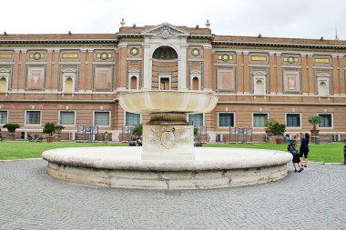 Roma, İtalya - 15 Eylül 2022: Vatikan Müzeleri Manzarası. Fountain ve Pinacoteca Müzesi Galeri Dış, Roma, İtalya