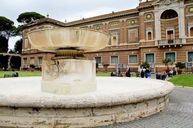 Roma, İtalya - 15 Eylül 2022: Vatikan Müzeleri Çeşmeleri Görünümü ve Pinacoteca Müzesi Galerisi, Roma, İtalya
