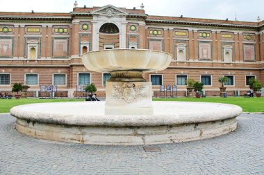 Roma, İtalya - 15 Eylül 2022: Vatikan Müzeleri Manzarası. Fountain ve Pinacoteca Müzesi Galeri Dış, Roma, İtalya