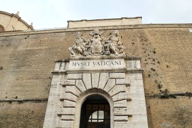 Roma, İtalya - 15 Eylül 2022: Vatikan Müzeleri Musei Vaticani Logosu ve Heykelleri ile Giriş, Vatikan Şehri, Roma, İtalya