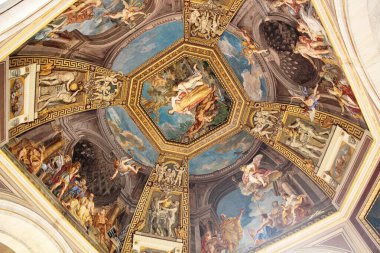 Vatikan Şehri, Vatikan - 15 Eylül 2022: Vatikan Müzelerinin İçindeki Müzeler Salonunda Tavan Fresco, İtalya