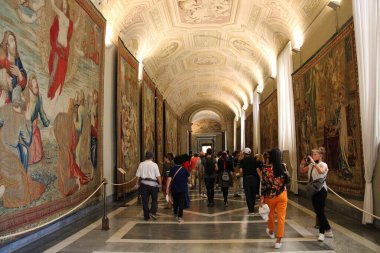 Vatikan Şehri, Vatikan - 15 Eylül 2022: Vatikan Müzeleri içindeki Tapestries Koridoru Galerisi, İtalya. 