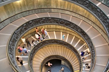 Vatikan Şehri, Vatikan - 15 Eylül 2022: Vatikan Müzelerinin İçindeki Güzel Bramante Spiral Merdiveni, Roma, İtalya Ziyaretçiler ve İnsanlarla