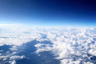 Uçaktan Mavi Bulutlar ve Gökyüzü Görünümü