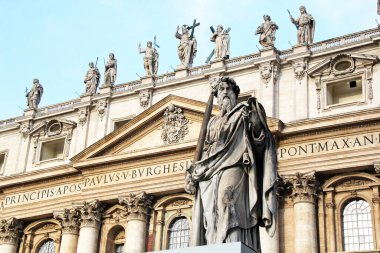 Roma, İtalya - 16 Eylül 2022: St. Peter Meydanı ve Aziz Paul Heykeli, Vatikan