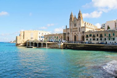 San Giljan, Malta - 20 Aralık 2022 Malta ve St. Julian Körfezi. Ada Manzarası Görünümü