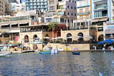 San Giljan, Malta - 20 Aralık 2022: Malta 'da San Giljan ve Spinola Körfezi manzarası