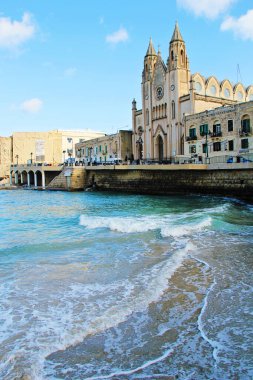 San Giljan, Malta - 20 Aralık 2022: San Giljan, Malta ve St. Julian Körfezi Carmelite Kilisesi. 