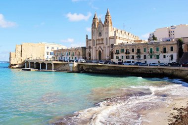 Malta ve Kilisedeki güzel St Julian Körfezi 