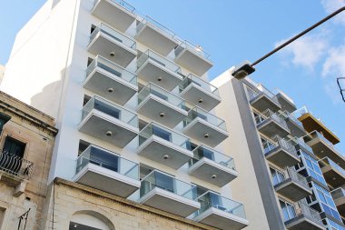 San Giljan, Malta - 20 Aralık 2022: Sliema 'daki Malta Apartman Binası