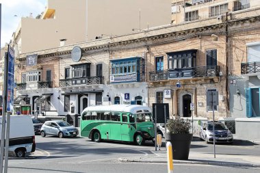 San Giljan, Malta - 20 Aralık 2022: Eski Zaman Otobüsü ve Eski Şehir Sokaklarıyla Malta Peyzajı