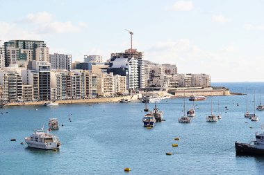 Sliema, Malta - 20 Aralık 2022: Sliema, Malta 'da Tekne ve Binalarla Peyzaj