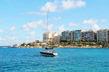 San Giljan, Malta - 20 Aralık 2022: Yelkenli ve Mavi Deniz ile Malta 