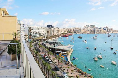 Sliema, Malta - 20 Aralık 2022: Sliema Waterfront Hotels ile Malta Peyzajı 