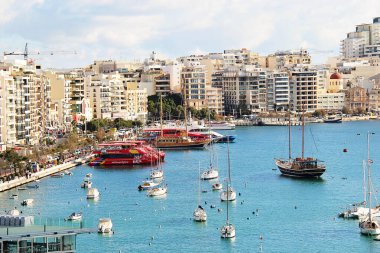 Sliema, Malta - 20 Aralık 2022: Turistik Tekneler Havacılık Alanıyla Malta Adası 'nda Yaz
