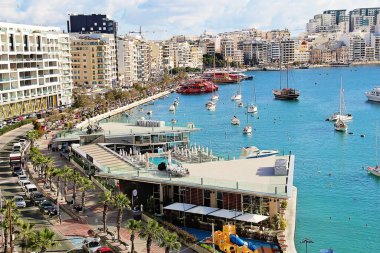 Sliema, Malta - 20 Aralık 2022: Beach Bar ile Güzel Malta Peyzajı