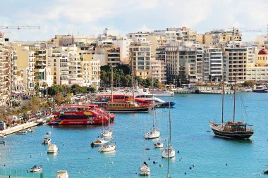 Sliema, Malta - 20 Aralık 2022: Sliema 'daki Malta Limanı Turistik Tekneler Hava Sahası