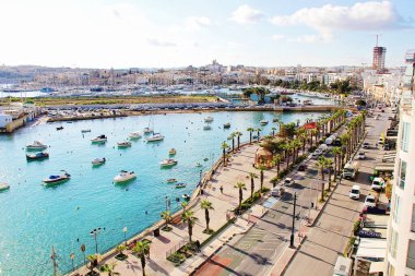Gzira, Malta - 20 Aralık 2022: Tekneli Malta Hava Denizi manzarası