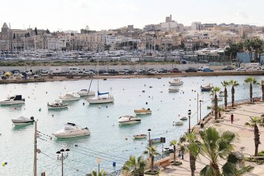 Gzira, Malta - 20 Aralık 2022: Tekneler ve Limanlı Malta manzarası
