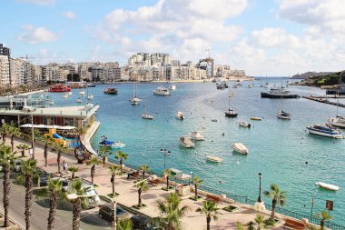 Sliema, Malta - 20 Aralık 2022: Sliema City 'den Malta Denizi ve Su Manzarası