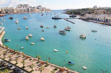 Sliema, Malta - 20 Aralık 2022: Malta Körfezi ve Deniz Manzarası