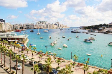 Sliema, Malta - 20 Aralık 2022: Sliema City ile Malta Turkuaz Su Manzarası