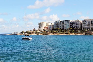 Sliema, Malta - 20 Aralık 2022: Yelkenli ve Mavi Deniz manzarası