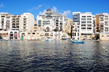 San Giljan, Malta - 20 Aralık 2022: Malta Şehri San Giljan ve Spinola Körfezi Manzarası