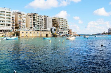 San Giljan, Malta - 20 Aralık 2022: San Giljan ve Deniz manzarası Spinola Körfezi